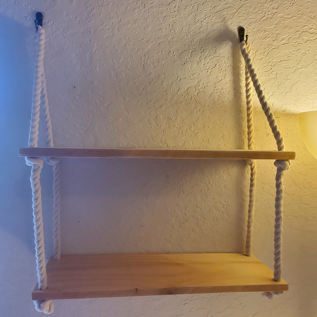 Hängendes Holzregal mit Seilaufhängung Regal