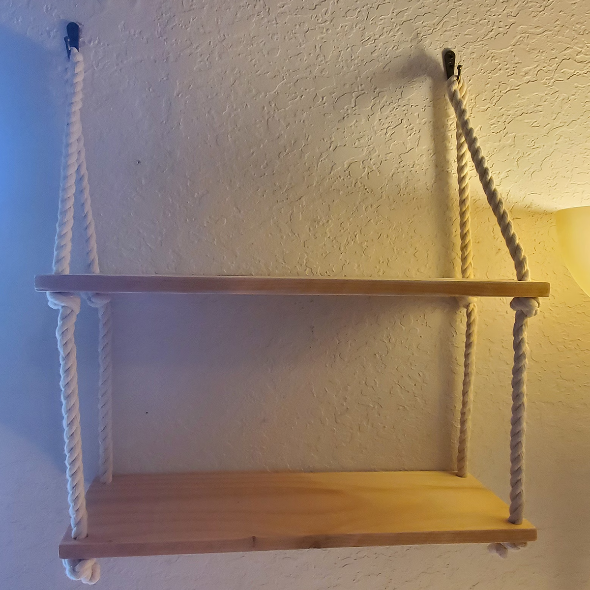 Hängendes Holzregal mit Seilaufhängung Regal