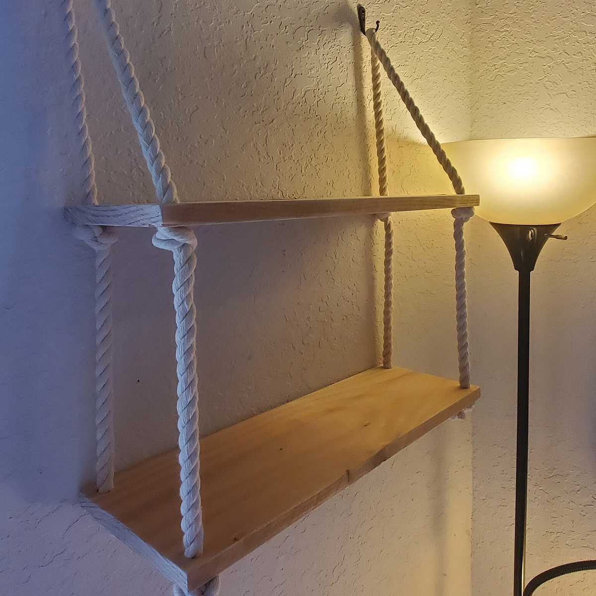 Hängendes Holzregal mit Seilaufhängung Regal