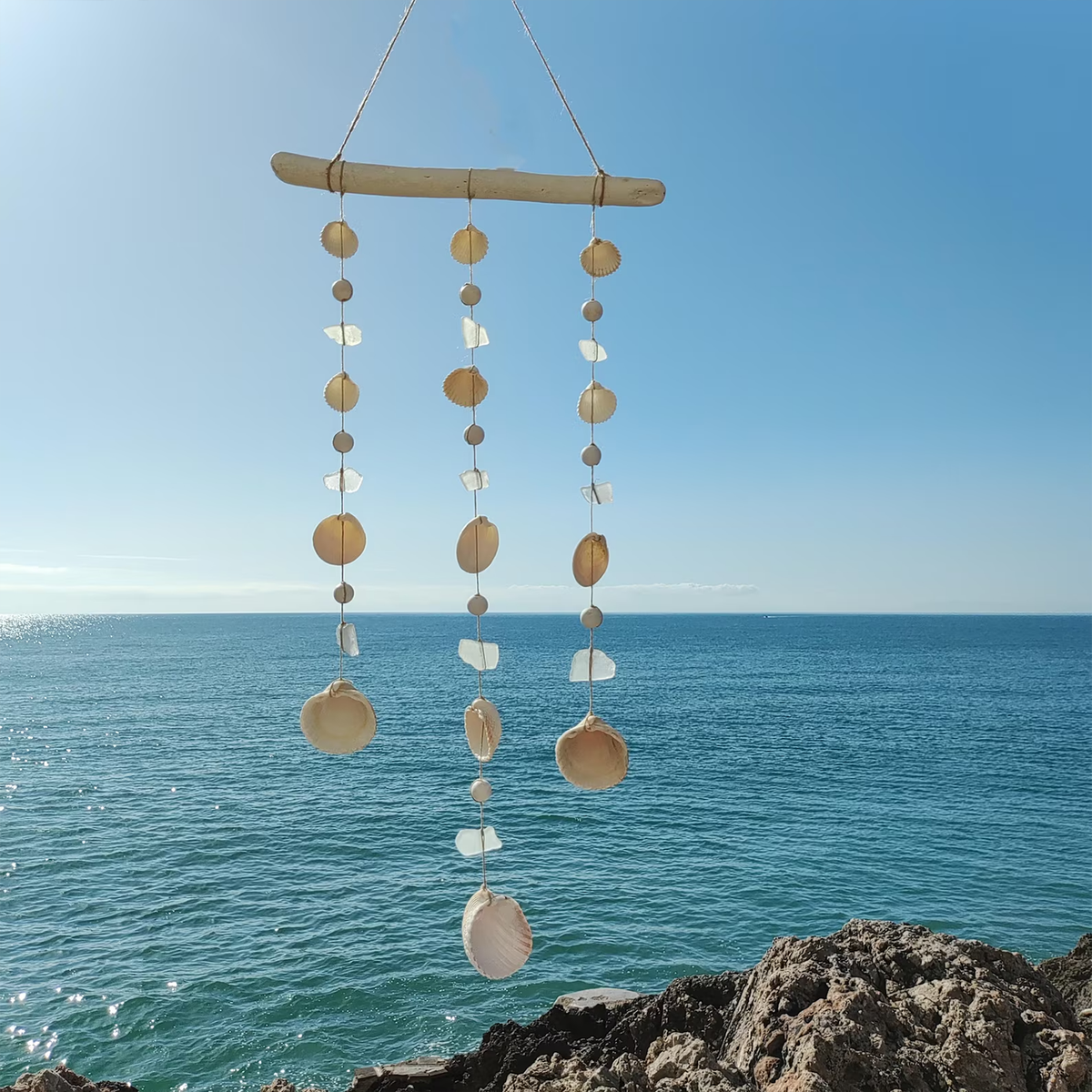 Windspiel aus Treibholz, Muscheln und Seeglas
