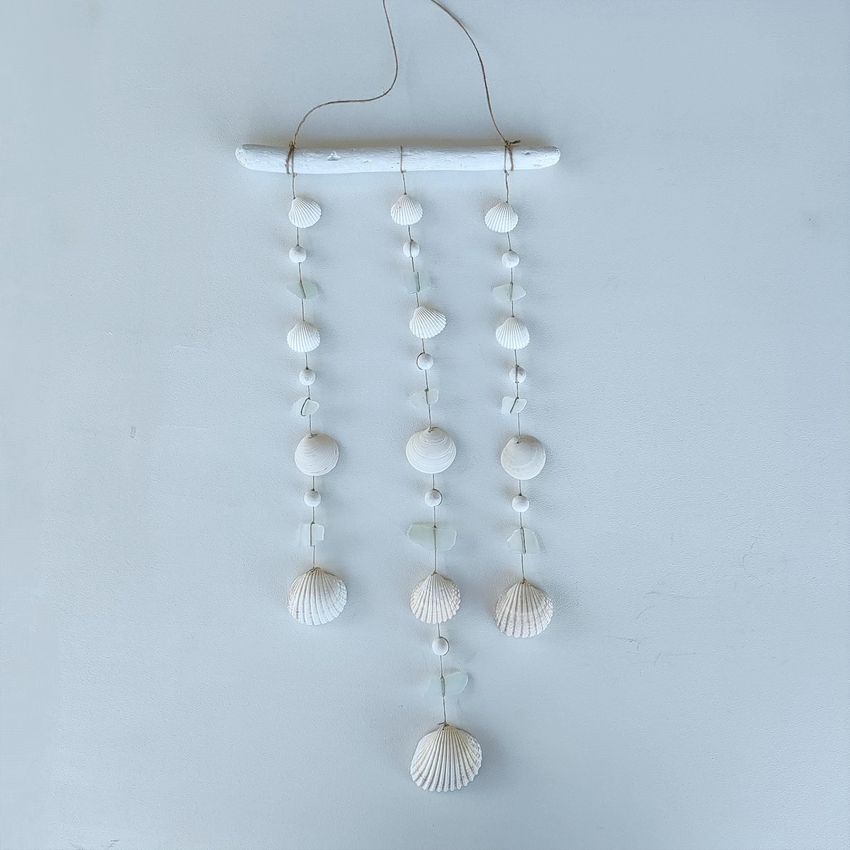 Windspiel aus Treibholz, Muscheln und Seeglas