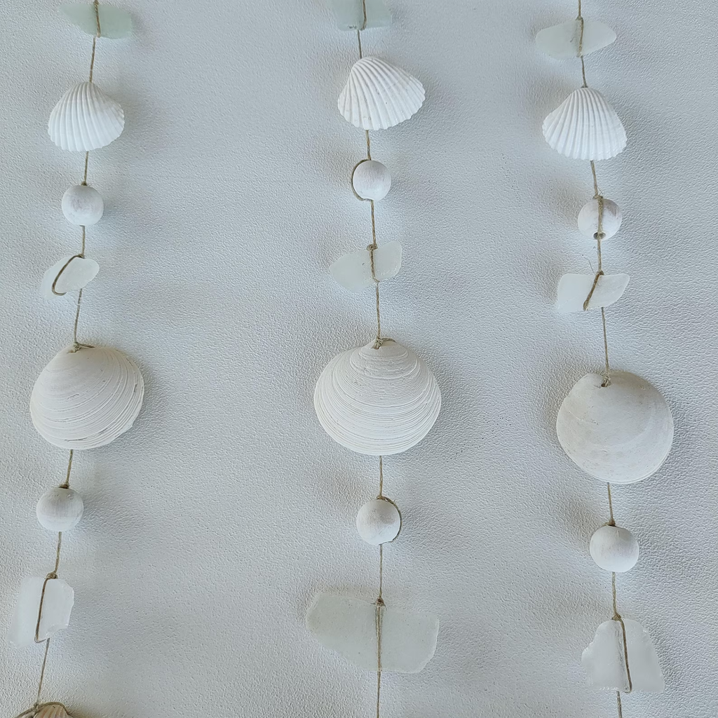 Windspiel aus Treibholz, Muscheln und Seeglas