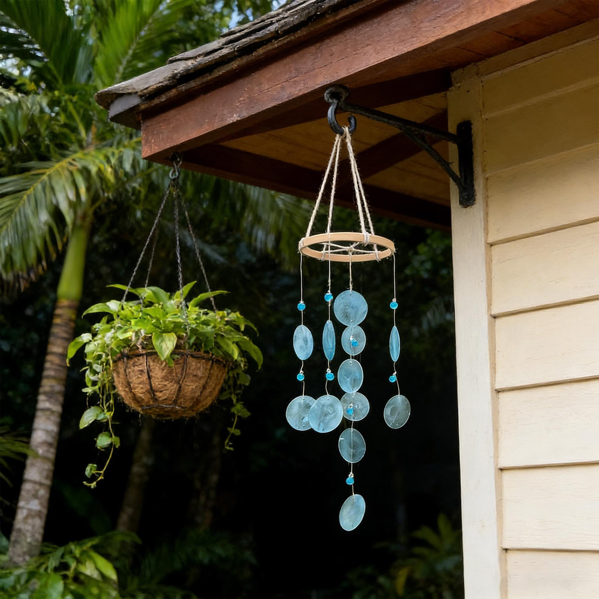 Handgefertigtes Windspiel aus Capiz-Muscheln