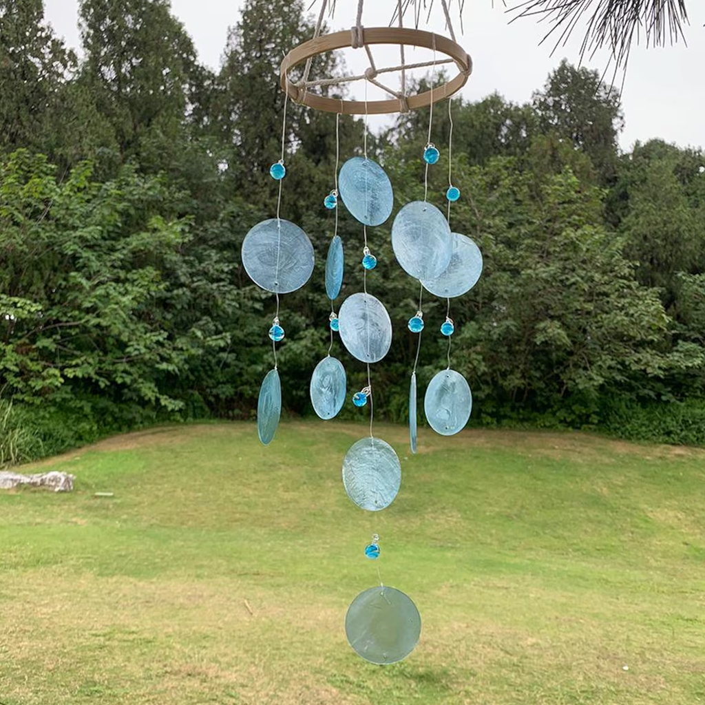 Handgefertigtes Windspiel aus Capiz-Muscheln