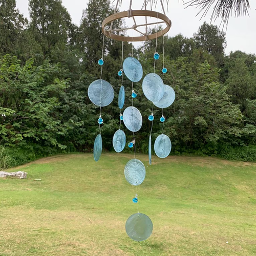 Handgefertigtes Windspiel aus Capiz-Muscheln
