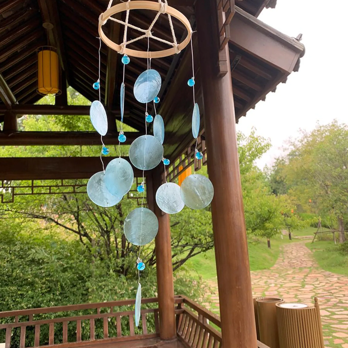 Handgefertigtes Windspiel aus Capiz-Muscheln