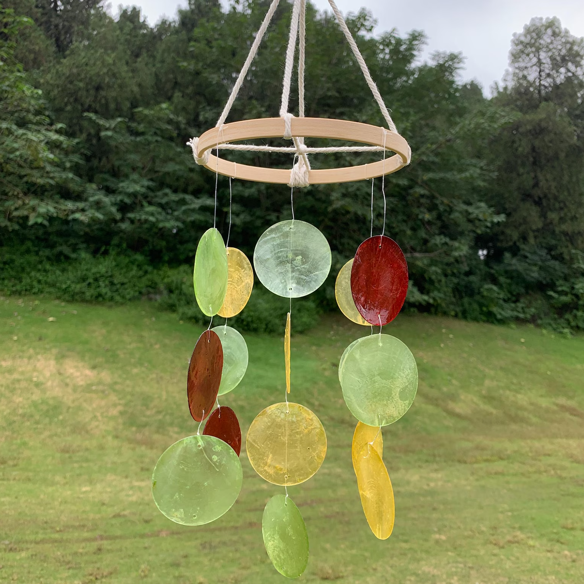 Dreifarbiges handgefertigtes Windspiel aus Capiz-Muscheln