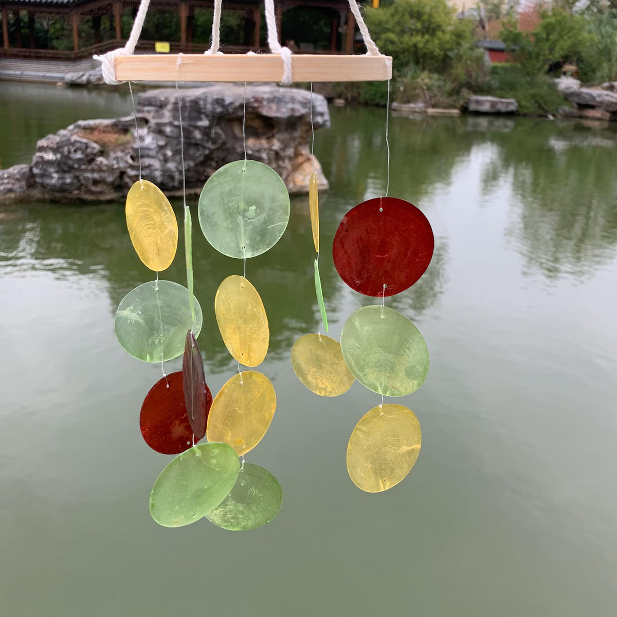 Dreifarbiges handgefertigtes Windspiel aus Capiz-Muscheln
