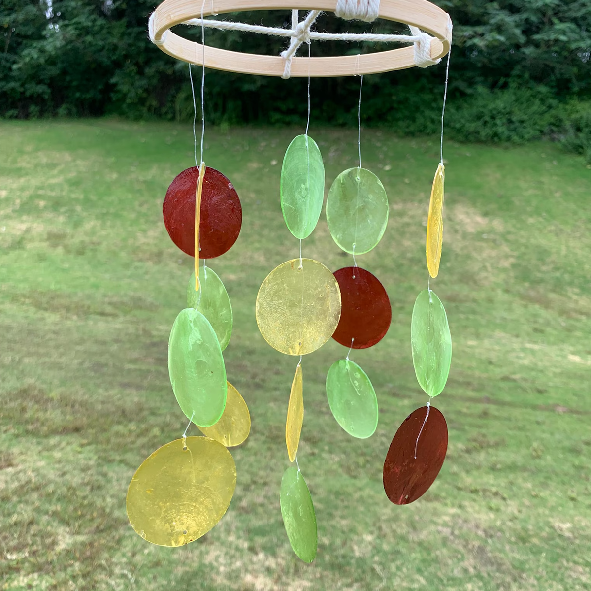 Dreifarbiges handgefertigtes Windspiel aus Capiz-Muscheln